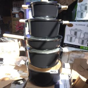 Uakeen ceramic cookware.