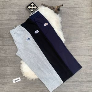 THE NORTH FACE joggers.
